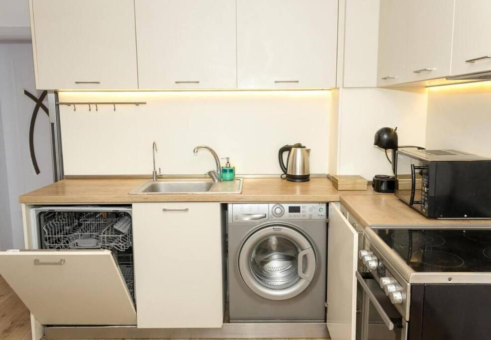 Modern Bright Apartment Close To City Center And Grand Mall Варна Екстериор снимка
