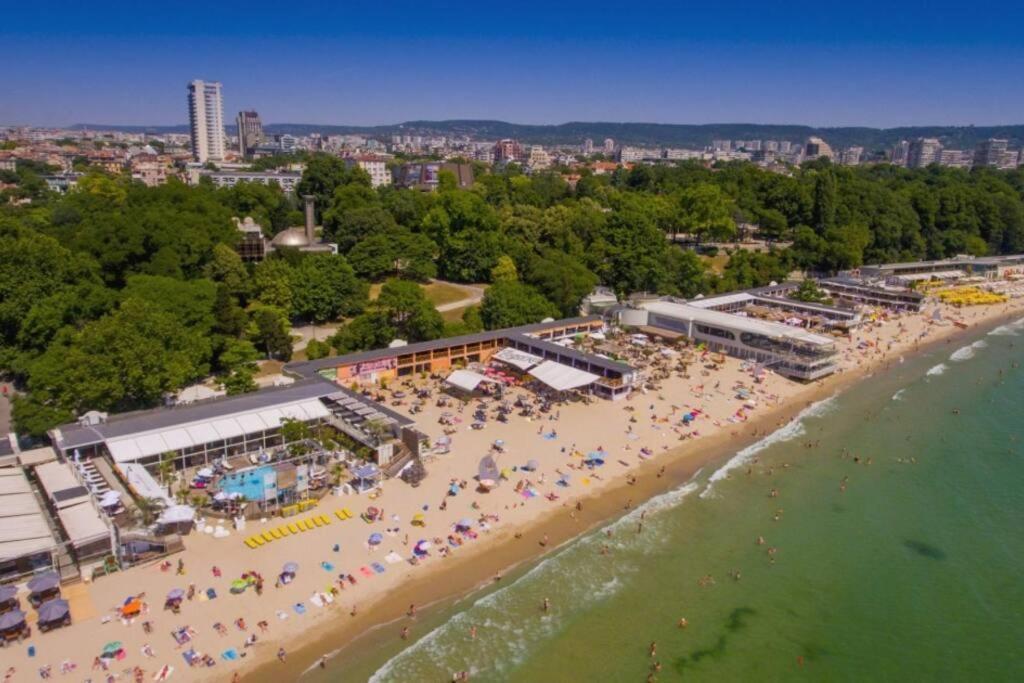 Modern Bright Apartment Close To City Center And Grand Mall Варна Екстериор снимка